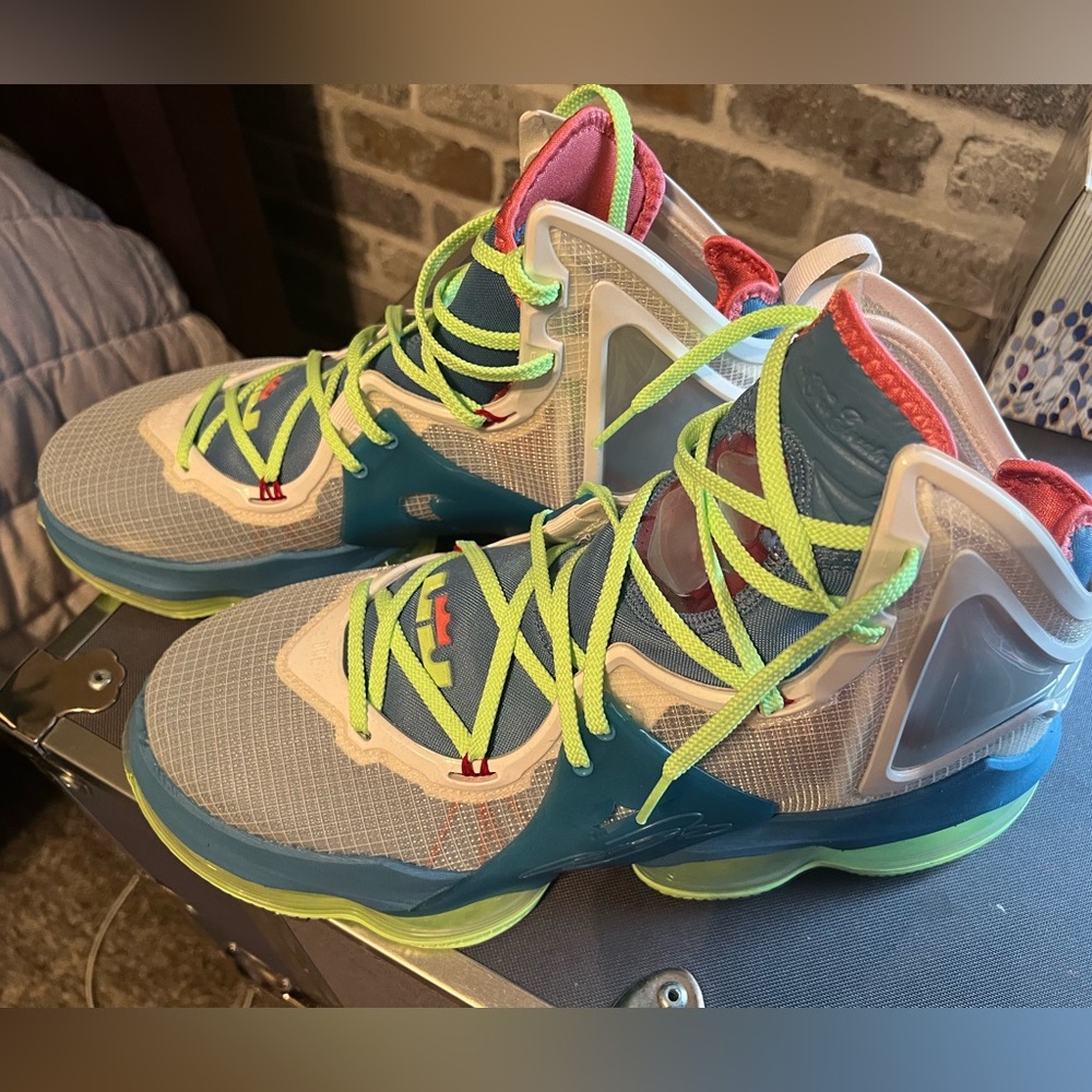 LeBron 19, basketball shoe